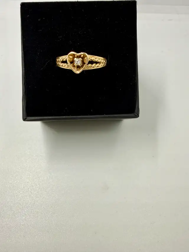 Women's 10K Gold Heart Ring w Small Diamond~Size 6.5