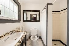 Private room with Ensuite Bathroom and Seperate Entrance - Photo 2