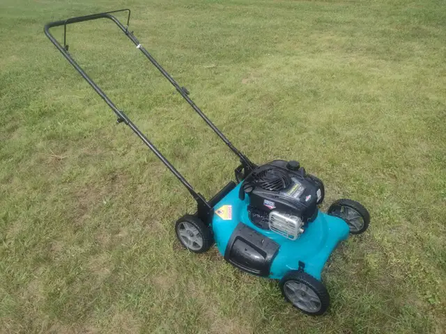 Tondeuse a gazon YARDWORKS 150cc 21' de coupe en tres bonne cond