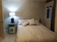 private queensize clean room in  large  home. traf upper middle - Photo 3