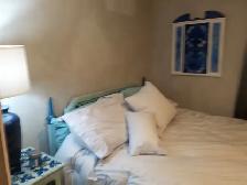 private queensize clean room in  large  home. traf upper middle - Photo 5