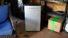 MINI FRIDGE/FREEZER FRIGIDAIRE,ASK$80 AMAZON($299)`416-409-8558