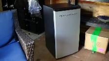 MINI FRIDGE/FREEZER FRIGIDAIRE,ASK$80 AMAZON($299)`416-409-8558 - Photo 2