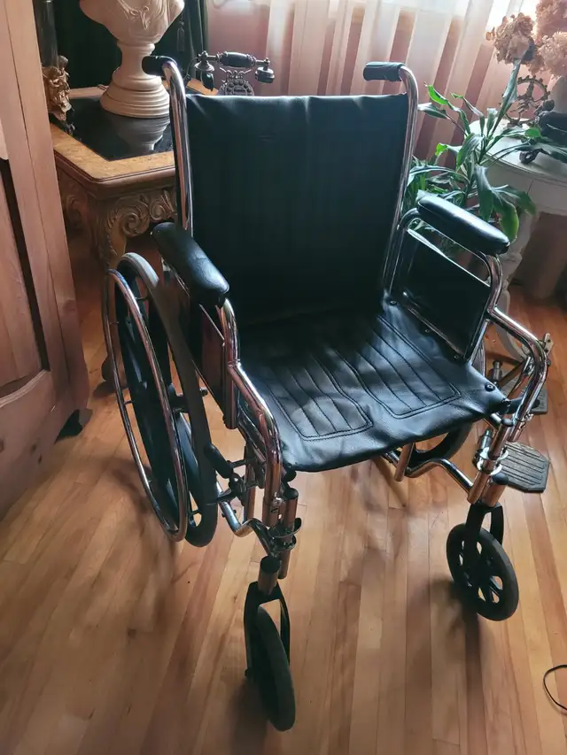 Chaise roulante de transport pliante