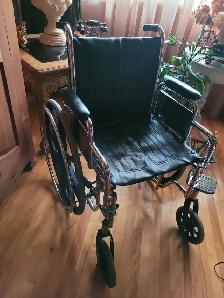 Chaise roulante de transport pliante