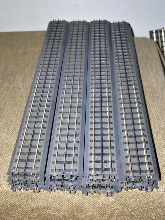 16 Pieces MTH REALTRAX 30' LONG STRAIGHT solid rails
