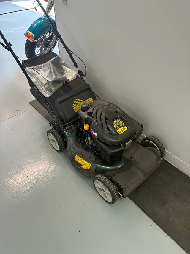 Yardworks self propelled lawn mower, gas powered