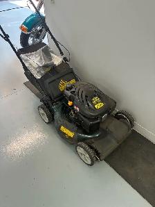 Yardworks self propelled lawn mower, gas powered