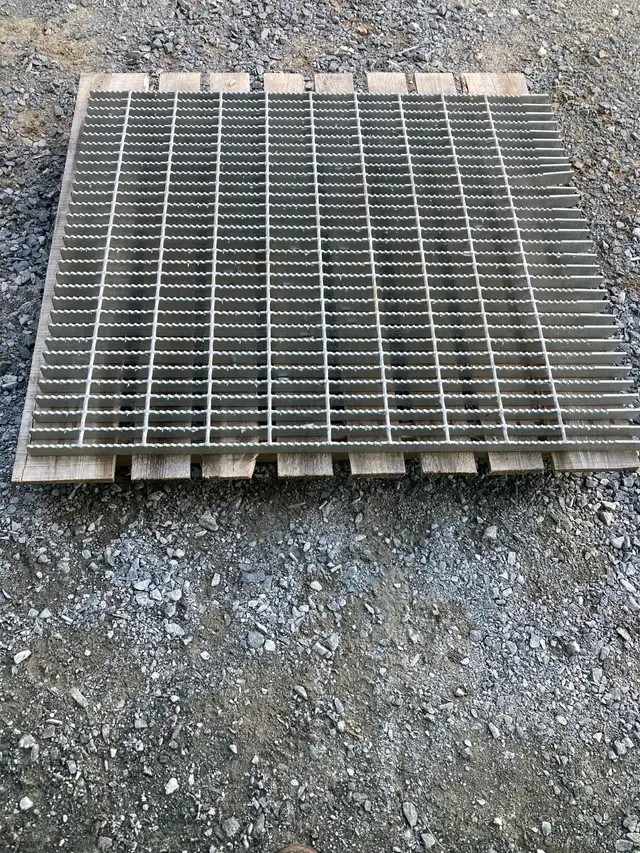 GALVANIZED SERRATED STEEL BAR GRATE