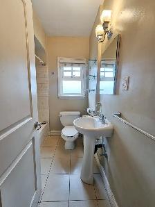 ALL-INCLUSIVE Pet-friendly 2-Bed, 1-Bath Apartment – Point Grey/ - Photo 9