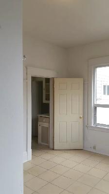 GROUND FLOOR – ONE BEDROOM   LIVING ROOM – SPACIOUS 800 SQ FT - Photo 3