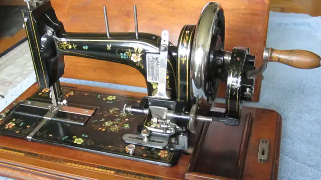 FABULOUS 1901 HAND CRANK SEWING MACHINE INLAYED WITH MOP