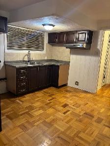 Beautiful 3 1/2 renovated, bright semi-basement - Photo 3
