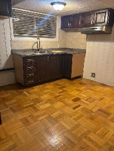 Beautiful 3 1/2 renovated, bright semi-basement - Photo 7