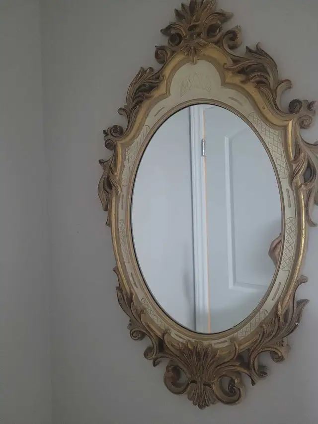 Elegant oval wall  mirror