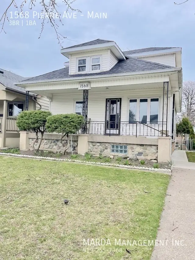 CUTE 3 BED 1 BATH IN A GREAT LOCATION $1,800 HYDRO
