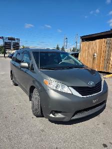 2011 Toyota Sienna LE - Photo 2