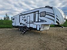 2018 Sabre 31BHT 31 Ft T/A Fifth Wheel Cobalt - Photo 2
