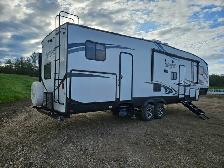 2018 Sabre 31BHT 31 Ft T/A Fifth Wheel Cobalt - Photo 4