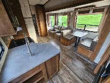 2018 Sabre 31BHT 31 Ft T/A Fifth Wheel Cobalt - Photo 10