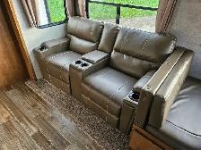 2018 Sabre 31BHT 31 Ft T/A Fifth Wheel Cobalt - Photo 12