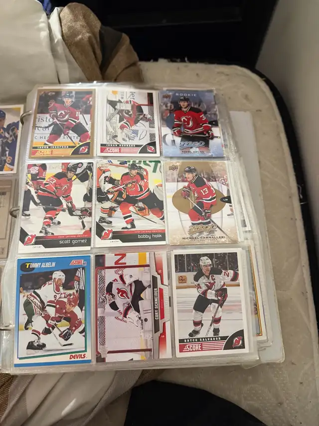 Lot de cartes de hockey, livres et bijoux