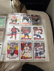 Lot de cartes de hockey, livres et bijoux - Photo 2
