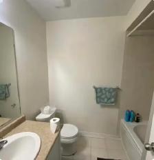 $900 : Bright Private Upstairs Room – Double Closet, Quiet House - Photo 2