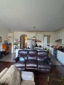 $900 : Bright Private Upstairs Room – Double Closet, Quiet House - Photo 3