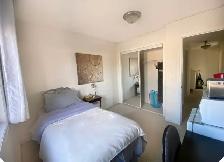 $900 : Bright Private Upstairs Room – Double Closet, Quiet House - Photo 4