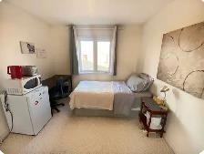 $900 : Bright Private Upstairs Room – Double Closet, Quiet House - Photo 5