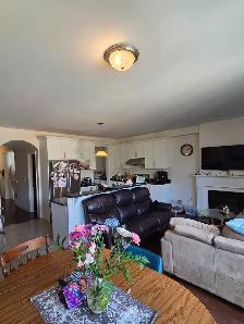 $900 : Bright Private Upstairs Room – Double Closet, Quiet House - Photo 7