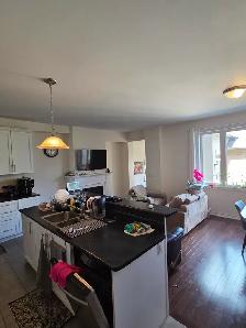 $900 : Bright Private Upstairs Room – Double Closet, Quiet House - Photo 9