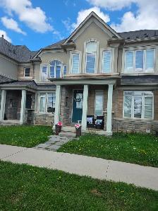 $900 : Bright Private Upstairs Room – Double Closet, Quiet House - Photo 10