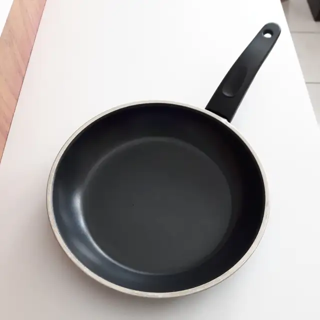 BELLE PETITE POÈLE EN TEFLON POUR CUISINE DE 8'DE DIAMÈTRE $5.00