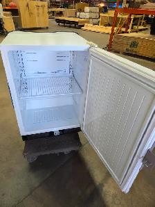 Sanyo Undercounter Laboratory Refrigerator SR-L6111W - Photo 4