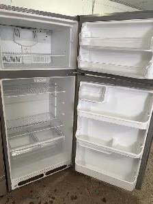 A  vendre Réfrigérateurs et cuisinière inox