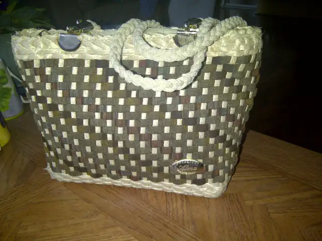 SAC À MAIN D'ITALIE 8'x3'LARGE, BEIGE, BRUN BANDOULIÈRE: $10.00