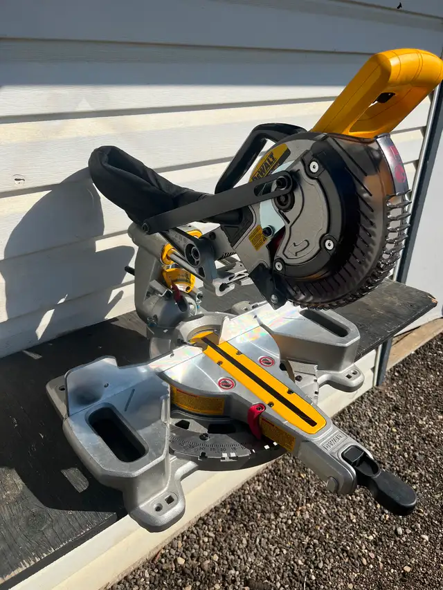 DEWALT 20V  7-1/4" Sliding Mitre Saw