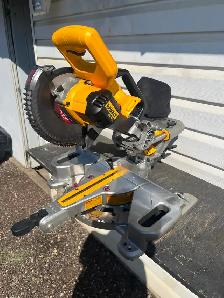 DEWALT 20V  7-1/4" Sliding Mitre Saw - Photo 2