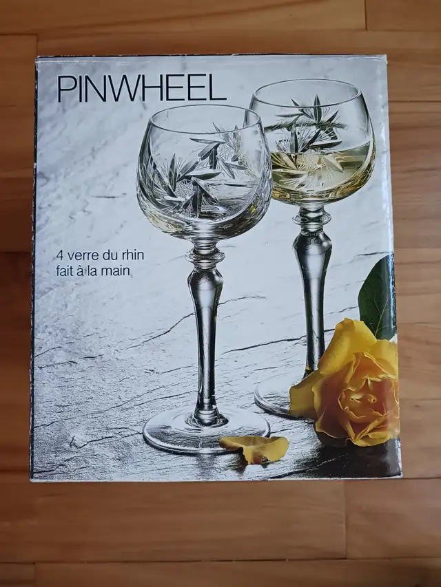ENSEMBLE de 4 COUPES DE VIN EN CRISTAL PINWHEEL LIVR. GRATUITE