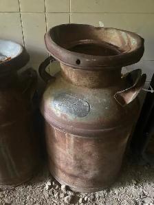 Old milk canisters - Photo 3