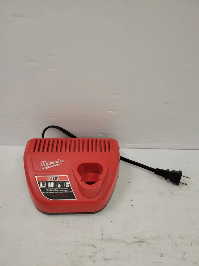 (B26) Milwaukee 48-59-2401 Charger