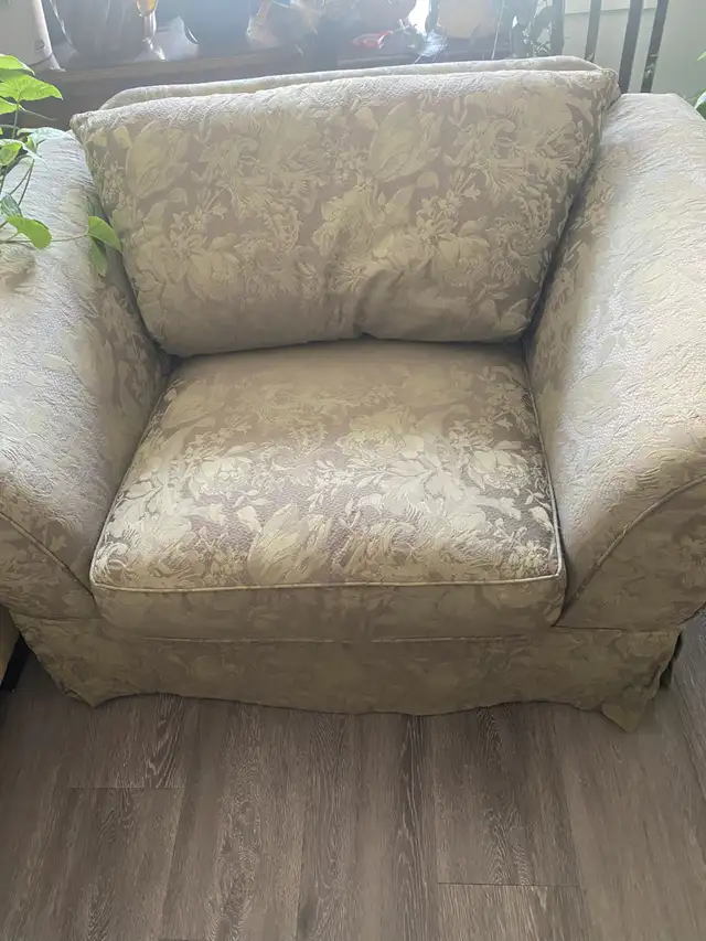 LARGE COMFORTABLE CHAIR
