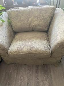 LARGE COMFORTABLE CHAIR