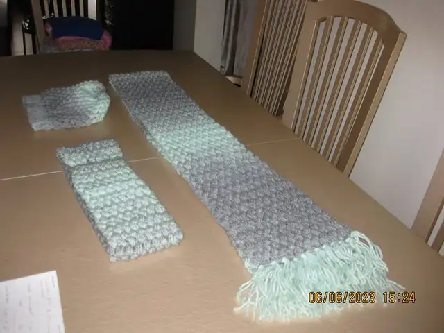 Ensemble foulard, tour de cou et tuque vert pâle et gris
