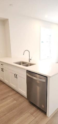 Main-floor corner unit for rent - Photo 4
