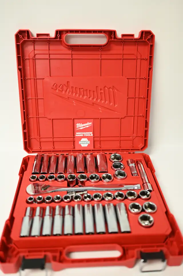 Milwaukee 47-Piece SAE & Metric 1/2' Drive Ratchet Socket Set