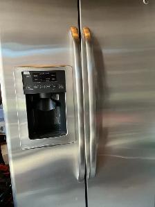 Large Refrigerator - Photo 2