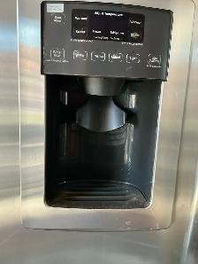 Large Refrigerator - Photo 3